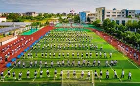 内马尔赛前牵着自己的女儿马维入场，之后还给女儿比心